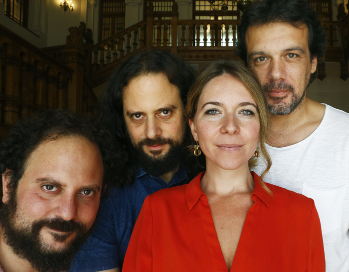 SANTANDER. 07/08/2019.- La cantaora, Rocío Marquez; los violas, Fahmi y Rami Alqhai y el percusionista, Agustín Diassera (d) antes de ofrecer una rueda de prensa con motivo de su actuación en el ciclo  Noches de música  sobre " Dialogos de viejos y nuevos sones ". Foto Esteban Cobo