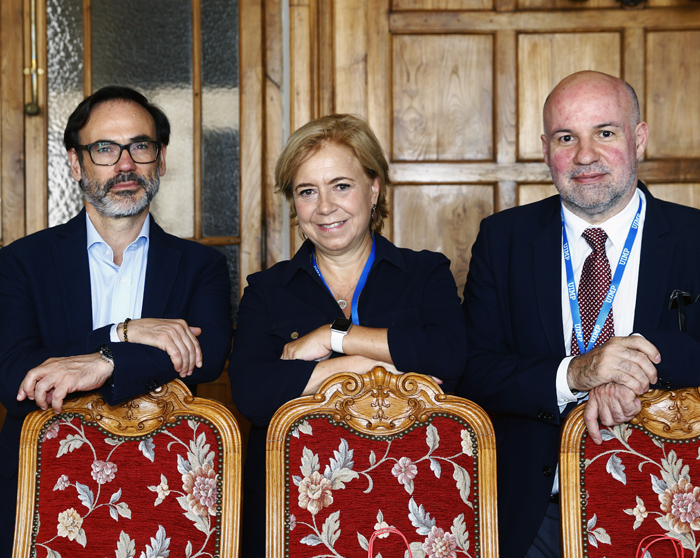 SANTANDER. 15/07/2019.- El magistrado y portavoz de Juezas y Jueces para la Democracia, Ignacio González Vega;  la magistrada de la Sala de lo Penal del Tribunasl Supremo, Ana María Ferrer y el director general de la Agencia Efe, Fernando Garea (i) antes de inaugurar el seminario: " La justicia tiene solución". Foto Esteban Cobo