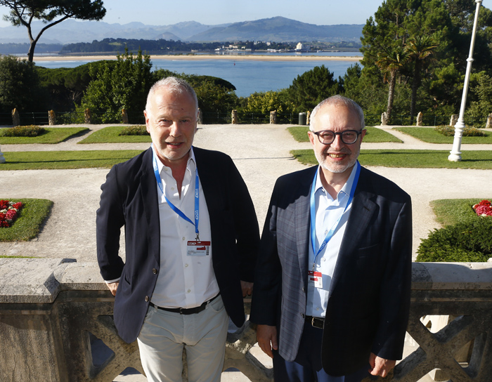 SANTANDER. 16/07/2019.- El director artístico del Centro Botín, Benjamin Well y el propietario del Archivo Lafuente, José María Lafuente (d) antes de intervenir en el VII Encuentro de Coleccionismo, arte contemporáneo y sociedad. Foto Esteban Cobo.