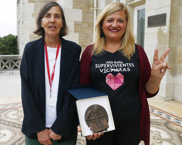 SANTANDER. 29/07/2019.- María Gracia Prada de la Fundación Ana Bella momentos tras recibir la Medalla de Honor de la UIMP de manos de la rectora de dicha institución, Mari Luz Morán . Foto Esteban Cobo