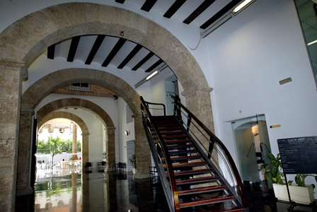Hall-web